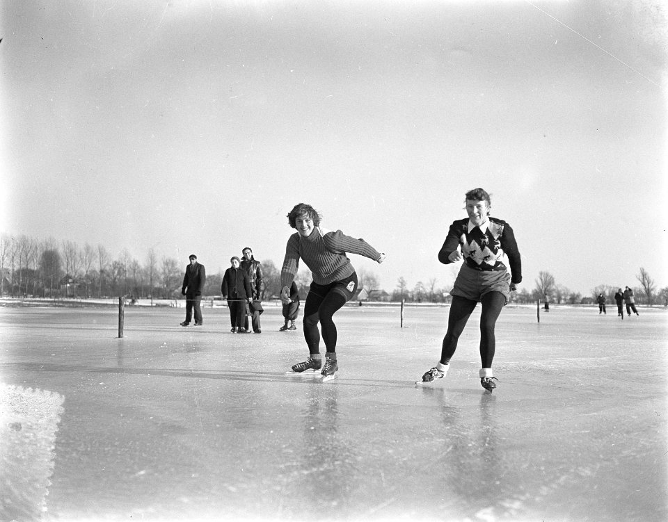 Hardrijden voor vrouwen Eelde Van de Meer (l), Ike Voorma Nienhuis (r), Bestanddeelnr 907-5707