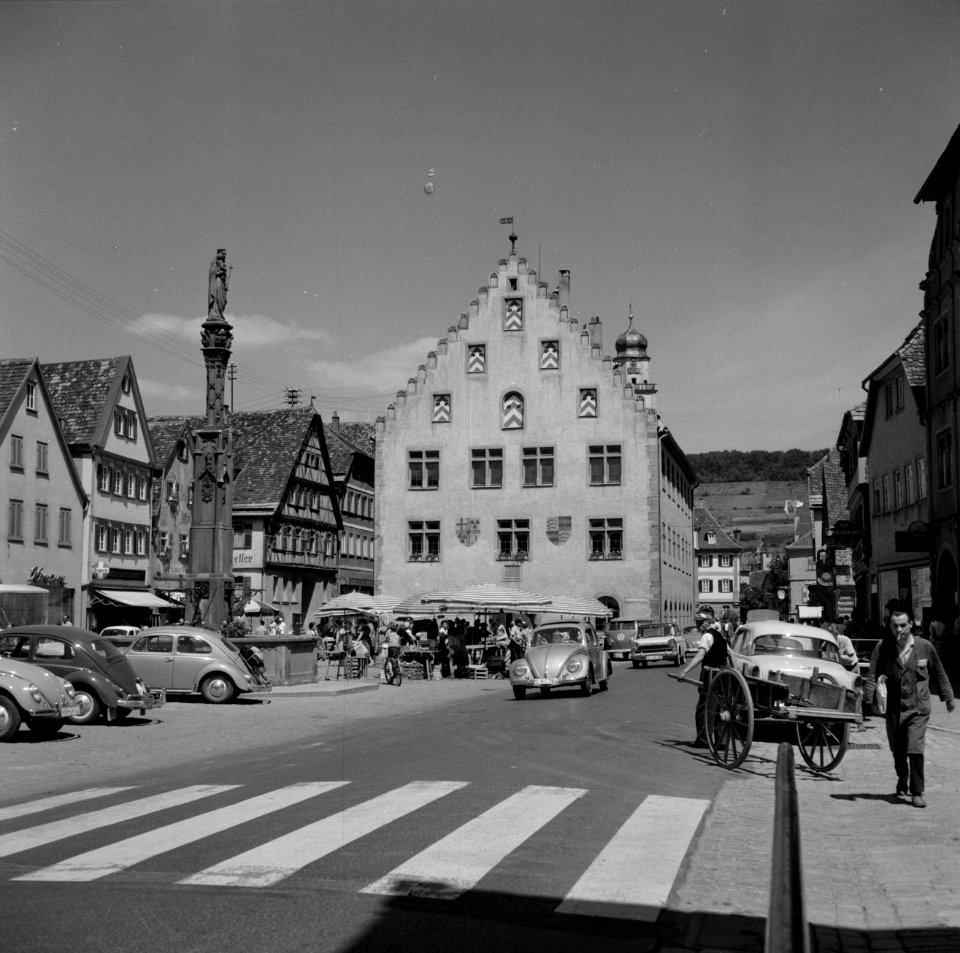 Hans-Heinrich-Ehrler Platz met het raadhuis en de marienbrunnen met het standbee, Bestanddeelnr 254-4554