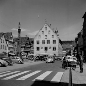 Hans-Heinrich-Ehrler Platz met het raadhuis en de marienbrunnen met het standbee, Bestanddeelnr 254-4554