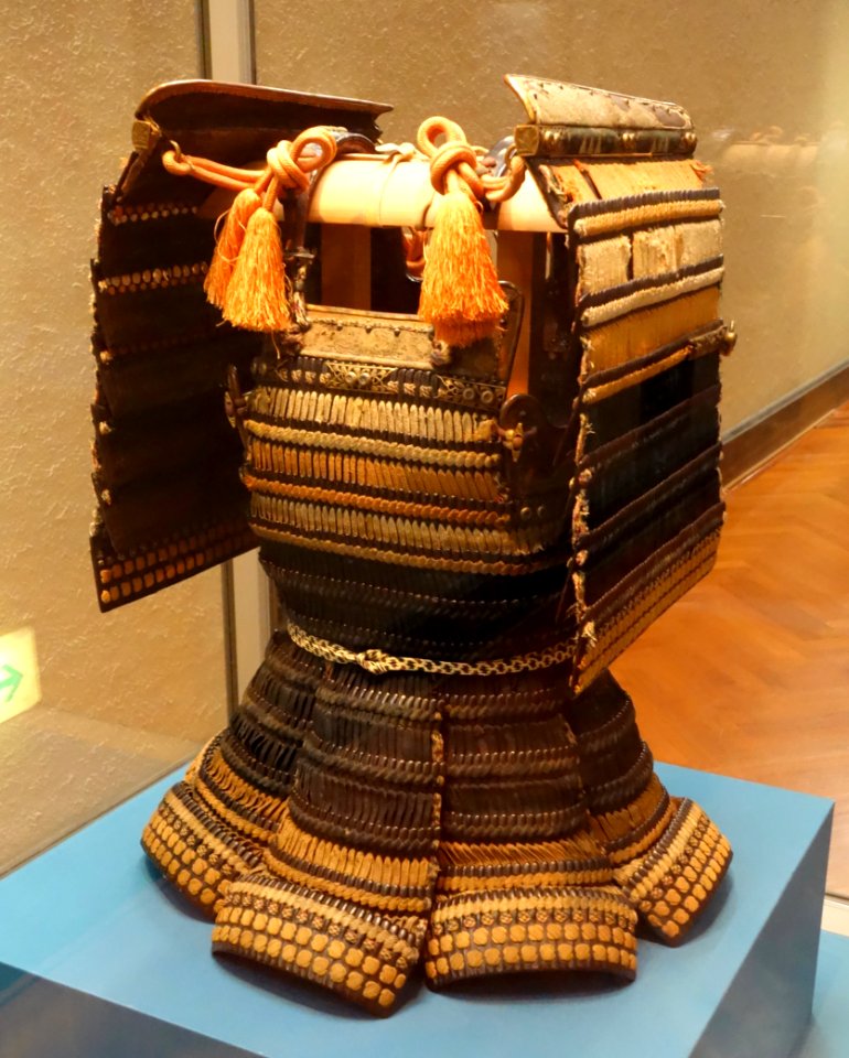 Haramaki type armor with black leather lacing in kata-susotori style, Muromachi period, 15th century - Tokyo National Museum - DSC05937