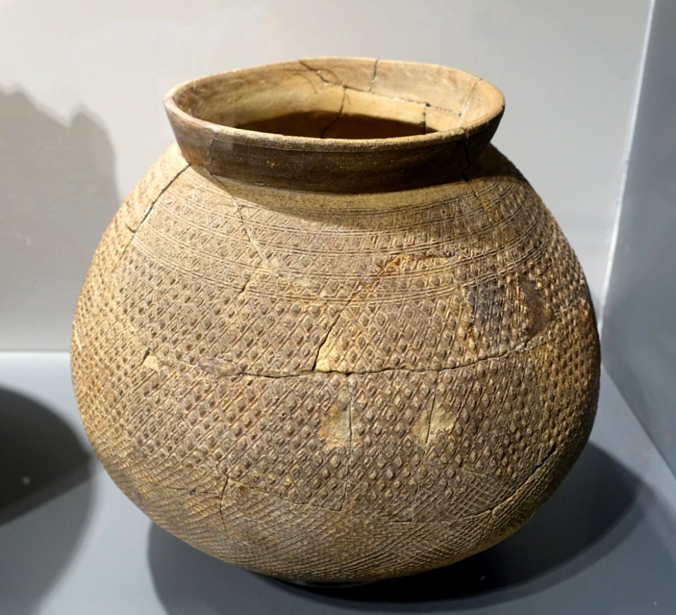 Hard pottery pot with lozenge pattern, Bronze period, from Hai Dei Wan, Lantau Island, Hong Kong - Hong Kong Museum of History - DSC00750