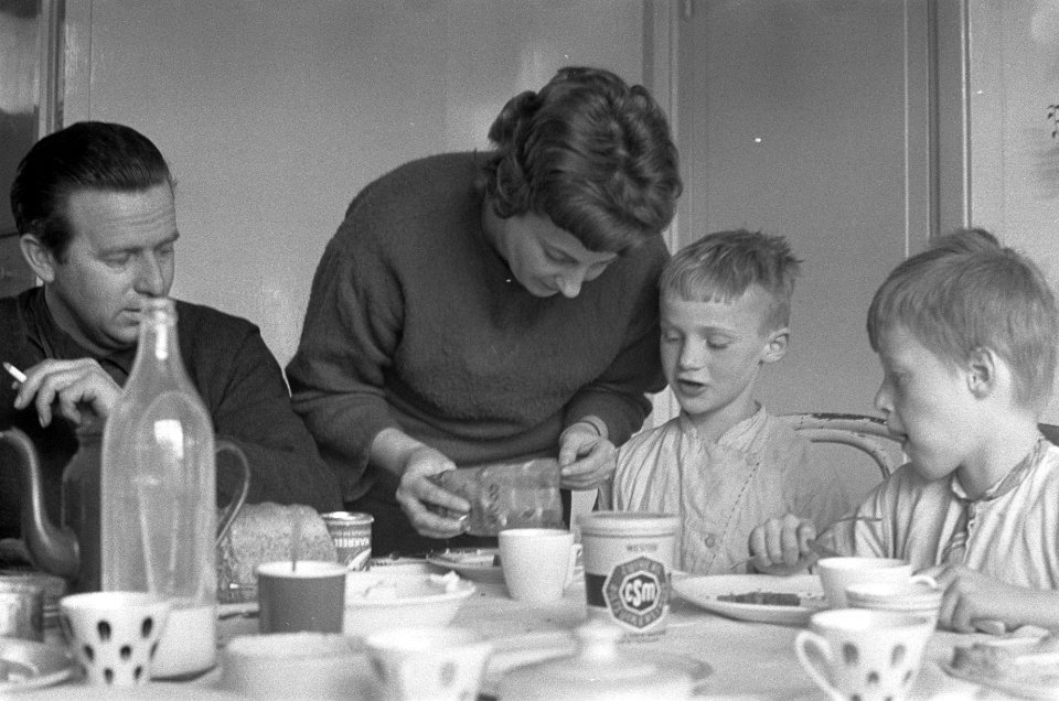 Hansje en Karel Ooyen uit Amsterdam-Noord weer thuis, de hele familie, Bestanddeelnr 914-8991