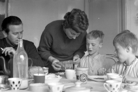 Hansje en Karel Ooyen uit Amsterdam-Noord weer thuis, de hele familie, Bestanddeelnr 914-8991