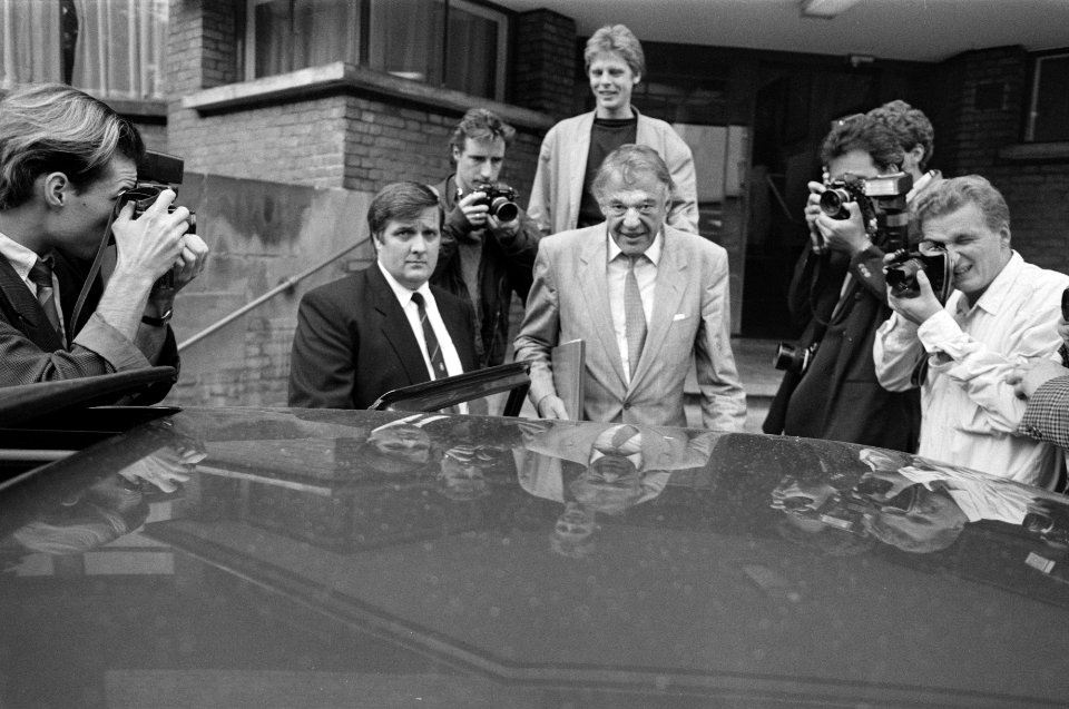 Hans van Mierlo tussen persfotografen, Bestanddeelnr 934-4989