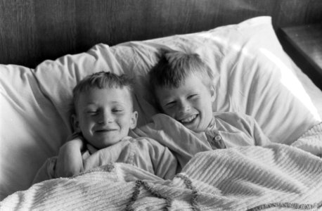 Hansje en Karel Ooyen uit Amsterdam-Noord weer thuis, Hans en karel in bed om wa, Bestanddeelnr 914-8992