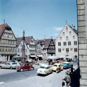 Hans-Heinrich-Ehrler Platz met het raadhuis en de marienbrunnen met het standbee, Bestanddeelnr 254-6016