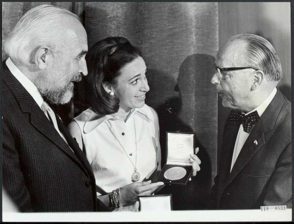 Hans Tiemeijer (links) en Trins Snijders ontvangen de jaarlijkse toneelprijzen. , Bestanddeelnr 119-0533