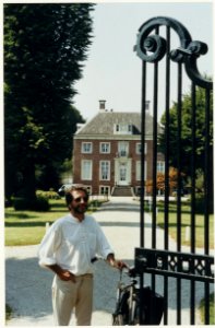 Hans van der Prijt, schrijver van De literaire verkenningstocht door Heemstede en Bennebroek, voor Huis Te Manpad. NL-HlmNHA 54037190