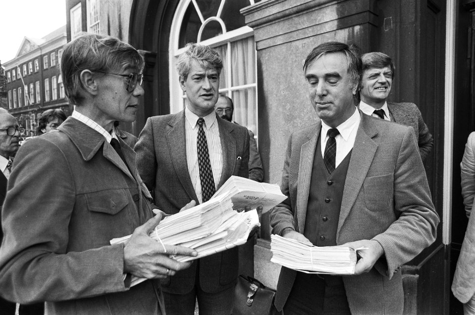 Hans Boswinkel, voorzitter van de kunstenaarsbond FNV, Hans Westrenen, minister , Bestanddeelnr 932-3475