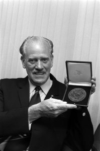 Hans Comello met Huishoudbeurs PF Blokker penning 198, Bestanddeelnr 930-7756