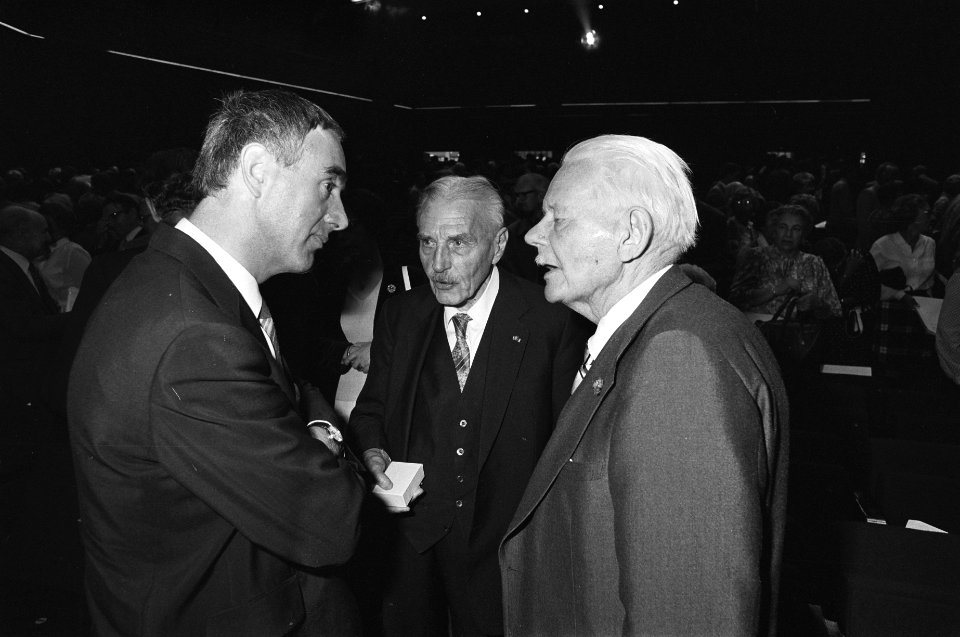 Hans de Boer (l) in gesprek met dr. J. Donner en dhr. Algra (r), Bestanddeelnr 931-0463