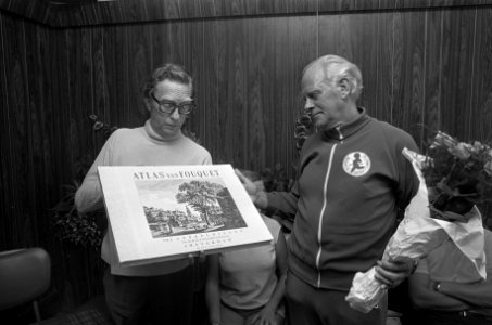 Hans Cornello krijgt gedenkplaat van Wethouder Brautiga voor twaalfeneenhalf jaa, Bestanddeelnr 926-6835