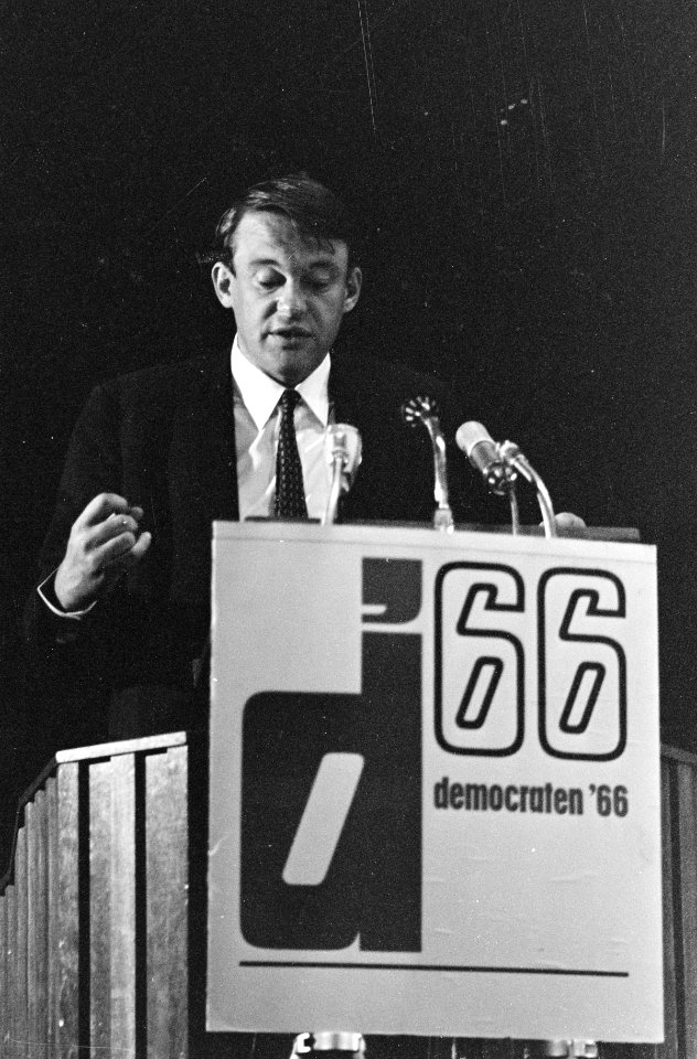 Hans van Mierlo spreekt de congresgangers toe, Bestanddeelnr 921-6800