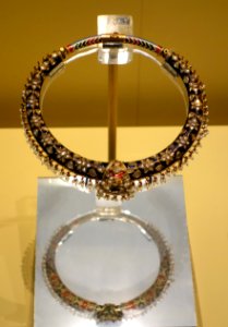 Hansli (necklace), India, possibly Bikaner, Rajasthan, Mughal period, 18th century, gold, diamonds, pearls, enamel - Royal Ontario Museum - DSC04553