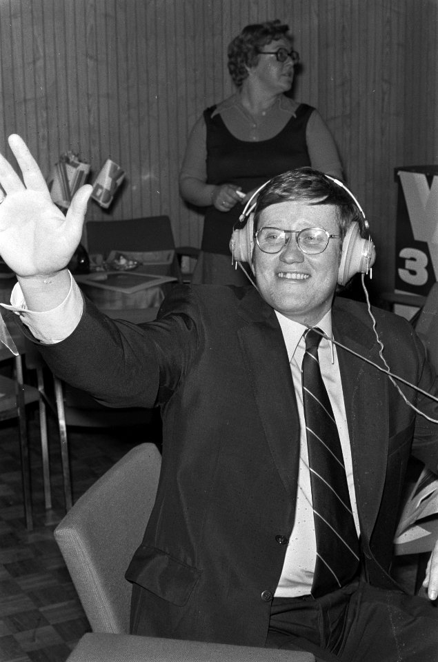 Hans Wiegel VVD in Den Haag tijdens de uitslagen in het Congresgebouw, Bestanddeelnr 927-0881