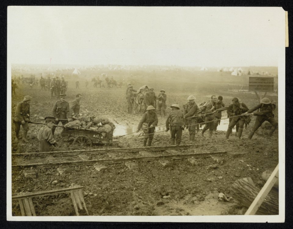 Hard work in the mud. Pulling a Lewis gun carriage along, Bestanddeelnr 158-1037