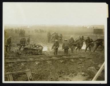 Hard work in the mud. Pulling a Lewis gun carriage along, Bestanddeelnr 158-1037