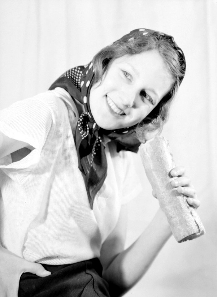 Hans poserend met hoofddoek, sandwich in de hand, Bestanddeelnr 255-8676