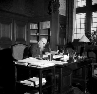 Hans Peter Sørensen achter een bureau, vermoedelijk in het gemeentehuis, Bestanddeelnr 252-9006