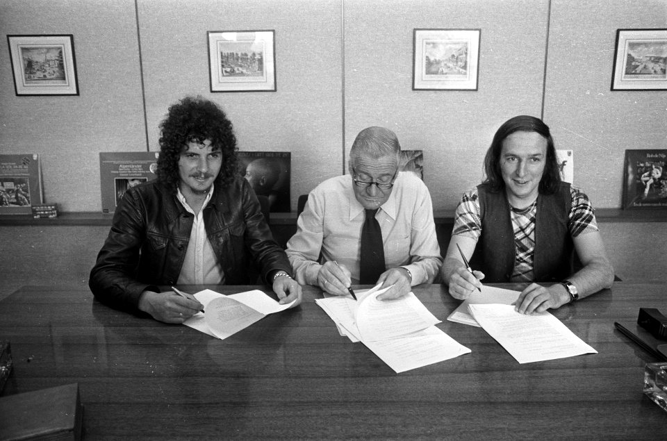 Hans van Hemert en Peter Koelewijn tekenen contract met Phonogram v.l.n.r. Hans, Bestanddeelnr 927-2181