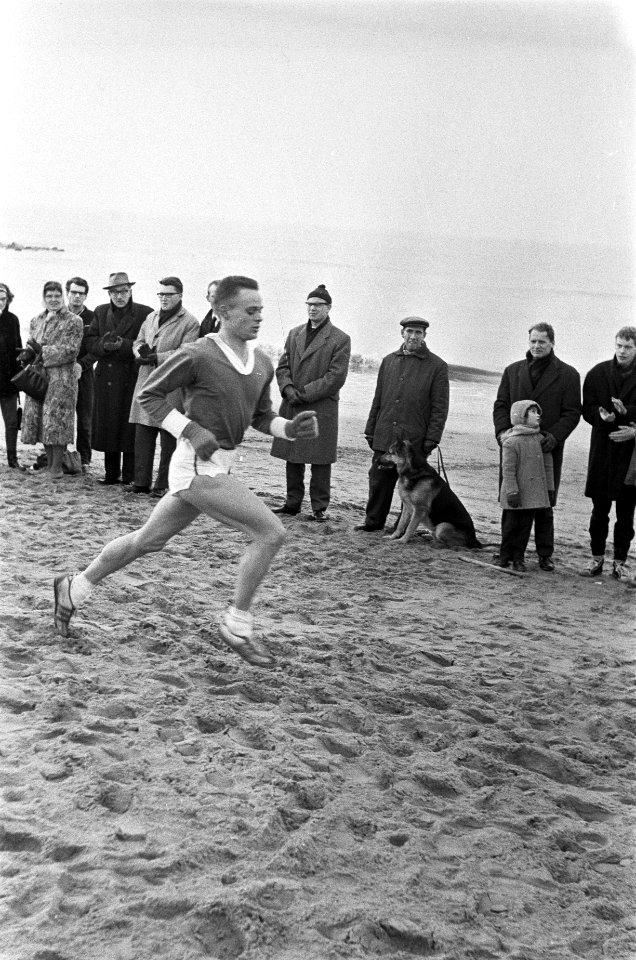 Hardlopen op strand van Hoek van Holland naar Kijkduin, Kees Clement gaat als ee, Bestanddeelnr 916-0802