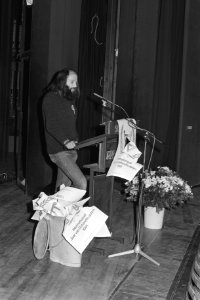 Hans van der Wielen, een van de organisatoren, tijdens zijn toespraak met een v, Bestanddeelnr 931-7986 photo