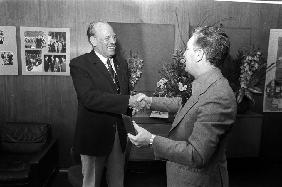 Hans Comello met Huishoudbeurs PF Blokker penning 198 diversen, Bestanddeelnr 930-7759