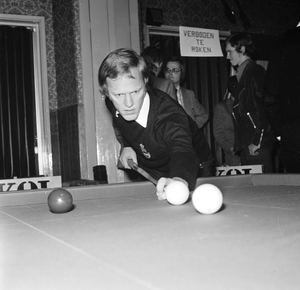 Hans Vultink aan de biljarttafel, Bestanddeelnr 926-9159
