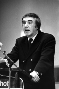 Hans de Boer tijdens zijn rede, Bestanddeelnr 930-1495