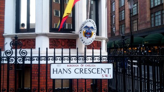 Hans Crescent street sign