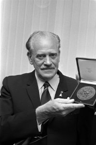 Hans Comello met Huishoudbeurs PF Blokker penning 198, Bestanddeelnr 930-7757
