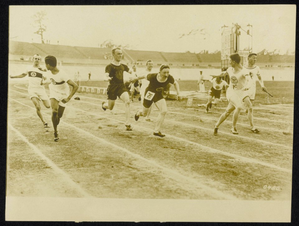 Hardloopwedstrijd, estafettenummer, in een stadion tussen militairen van versch, Bestanddeelnr 158-0515