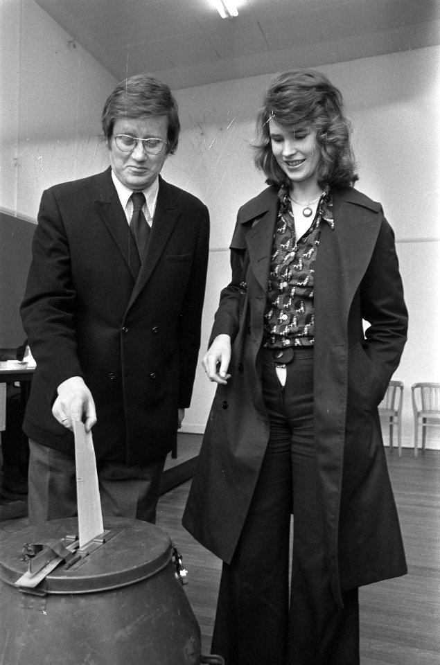 Hans en Pien Wiegel stemmen in Amsterdam, Bestanddeelnr 927-0889