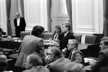 Hans Wiegel (VVD, in donker colbert) tijdens het debat, Bestanddeelnr 931-7427