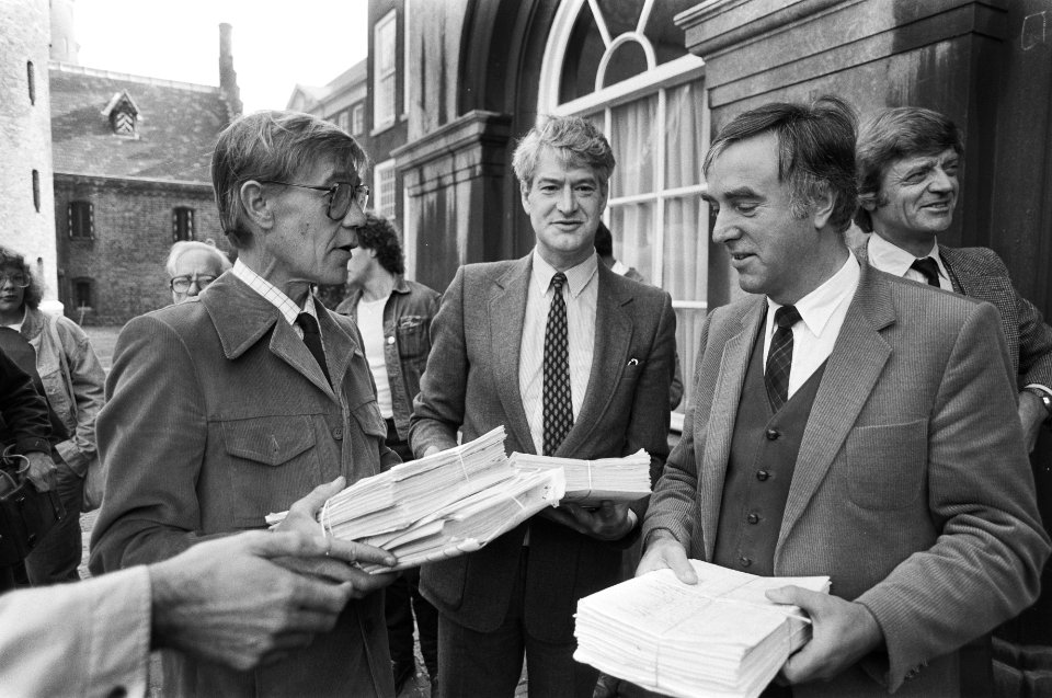 Hans Boswinkel , Hans Westeren , minister De Boer (v.l.n.r.), Bestanddeelnr 932-3476