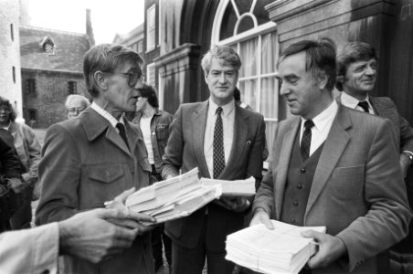 Hans Boswinkel , Hans Westeren , minister De Boer (v.l.n.r.), Bestanddeelnr 932-3476