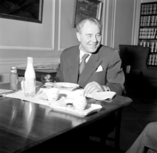 Hans Hedtoft luncht aan tafel op het ministerie, Bestanddeelnr 252-8971