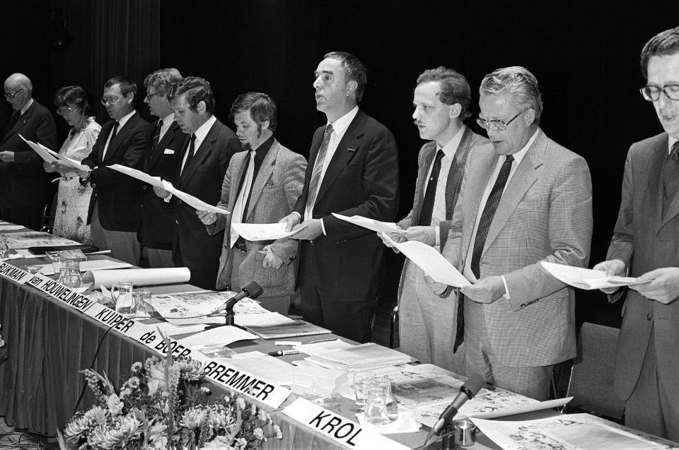 Hans de Boer (r) tijdens zingen van slotpsalm, Bestanddeelnr 931-0464