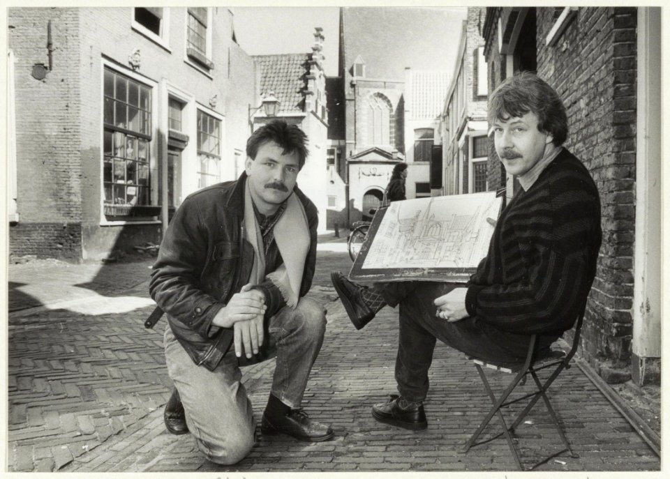 Hans van der Horst (rechts) en Jaap Sluis zijn bijna twee jaar samen aan de slag voor Tekenschrift i.v.m. een boekje voor het Haarlems Dagblad. NL-HlmNHA 54020863