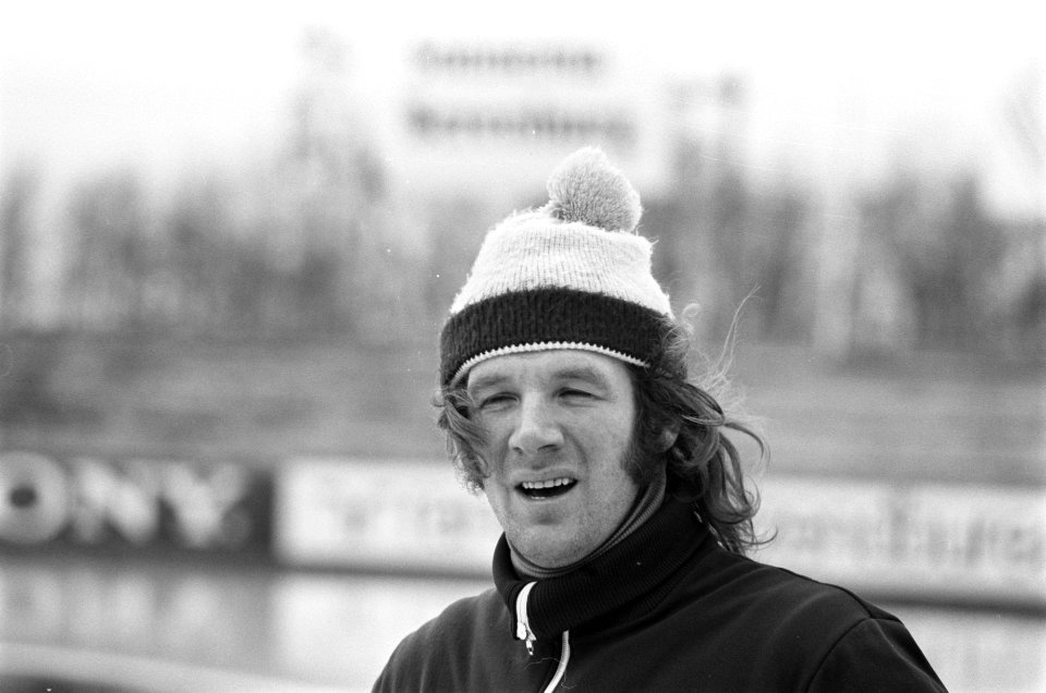 Hans van Helden traint op Thialfkunstijsbaan te Heerenveen Hans van Helden (kop), Bestanddeelnr 927-7093