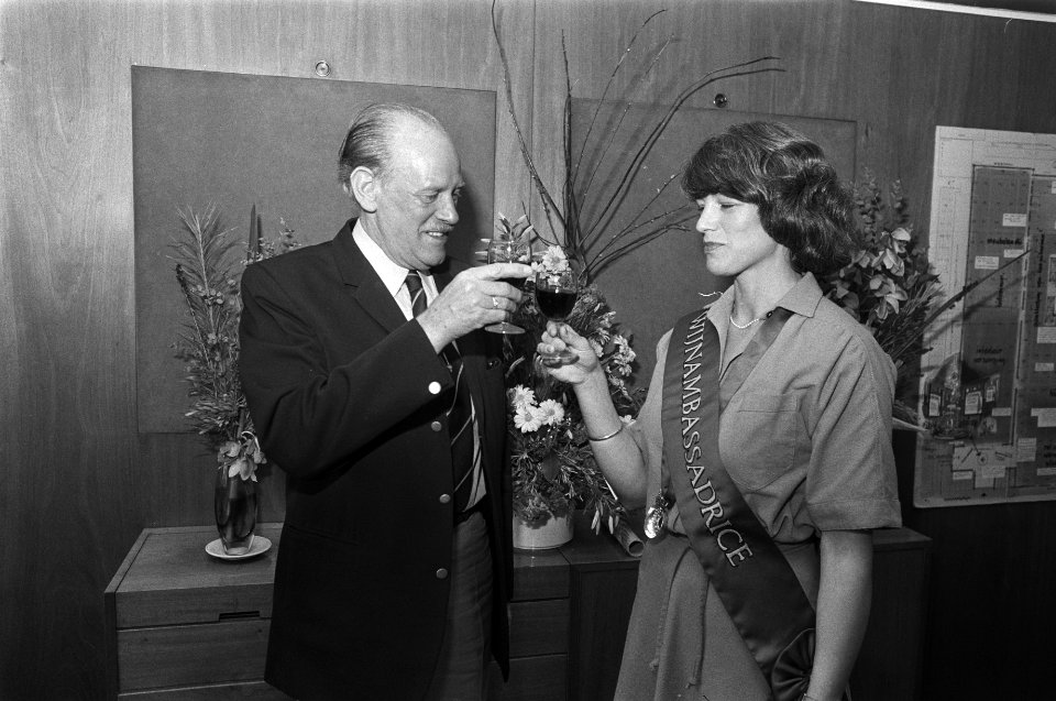 Hans Comello met Huishoudbeurs PF Blokker penning 198 diversen, Bestanddeelnr 930-7758
