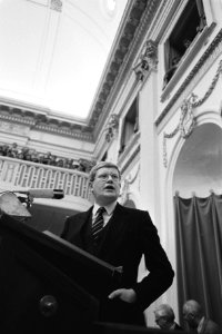 Hans Wiegel (VVD) tijdens het debat, Bestanddeelnr 931-7426