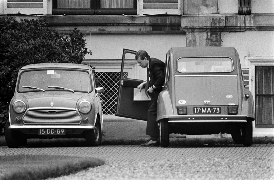 Hans Wiegel arriveert in een 'Lelijke Eend', Bestanddeelnr 929-3817