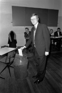 Hans Wiegel , lijsttrekker VVD stemt, Bestanddeelnr 926-0605