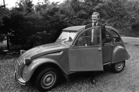 Hans Wiegel arriveert in een 'Lelijke Eend', Bestanddeelnr 929-3818