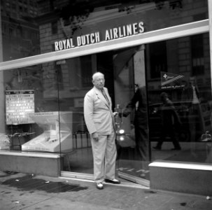 Hans Martin voor de deur van het kantoor van KLM in New York, Bestanddeelnr 254-2285