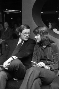 Hans Wiegel en zijn vrouw Pien in de studio, Bestanddeelnr 927-0527
