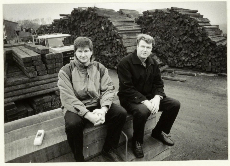 Hans (l) en Ger Molenaar van tenmidden van de bielzen die ze verhandelen. NL-HlmNHA 54031353