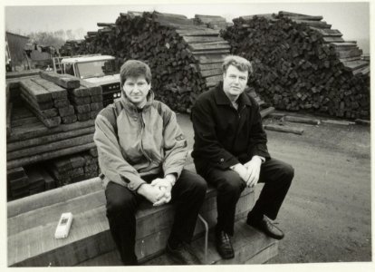 Hans (l) en Ger Molenaar van tenmidden van de bielzen die ze verhandelen. NL-HlmNHA 54031353