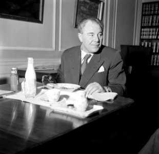Hans Hedtoft luncht aan tafel op het ministerie, Bestanddeelnr 252-8969